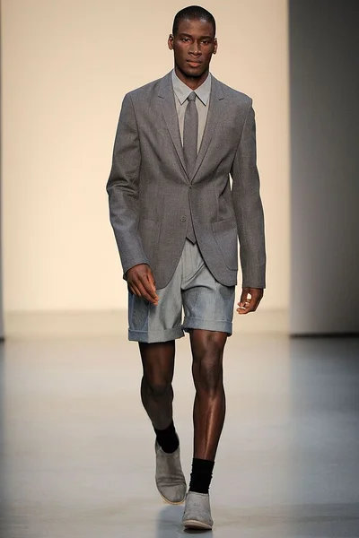 Look 16